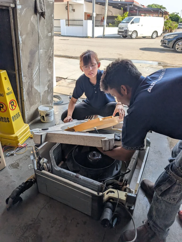 Technician Wash Air Conditioner